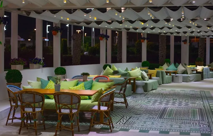 restaurant-hall-with-bright-color-sitting-furniturs-panoramic-windows